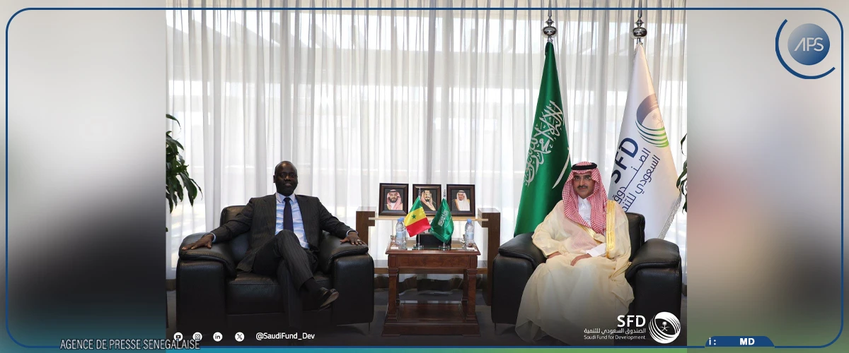 Le ministre sénégalais Bassirou Sarr s'entretient avec le vice-ministre saoudien des Finances